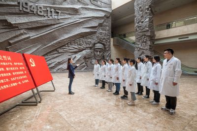 南京医科大学康达学院在革命纪念馆里上党课
