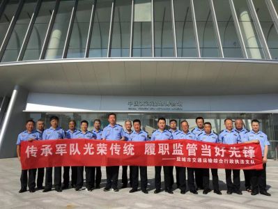 盐城交通执法退役军人参观中国黄海湿地博物馆庆祝建军96周年