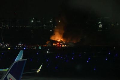 日本东京羽田机场两机相撞起火，5人死亡