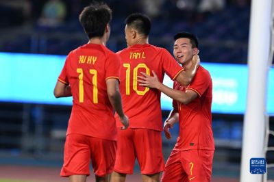 亚运会男足小组赛中国队5:1大胜印度队迎开门红