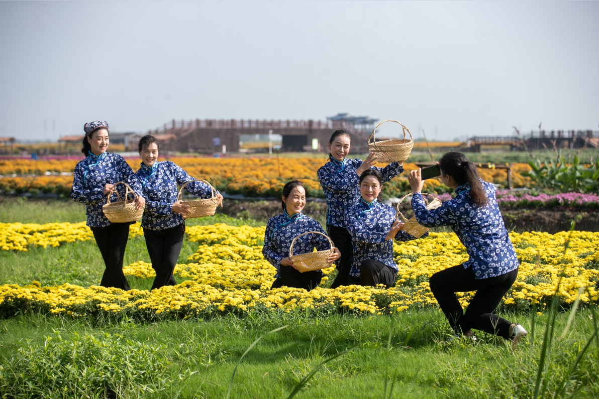 2023年9月26日，在江苏省兴化市千垛菊花景区，当地民俗表演人员在景区彩排留影。1.jpg