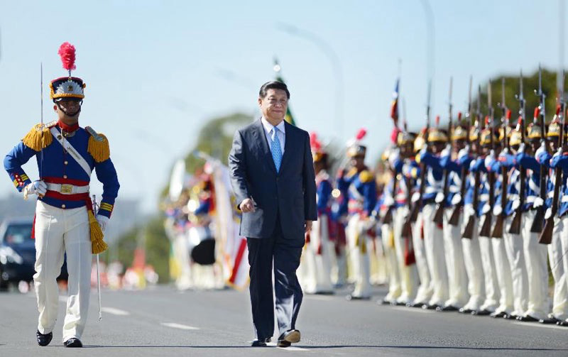 当地时间2014年7月17日，国家主席习近平在巴西利亚出席时任巴西总统举行的欢迎仪式。 新华社记者谢环驰摄