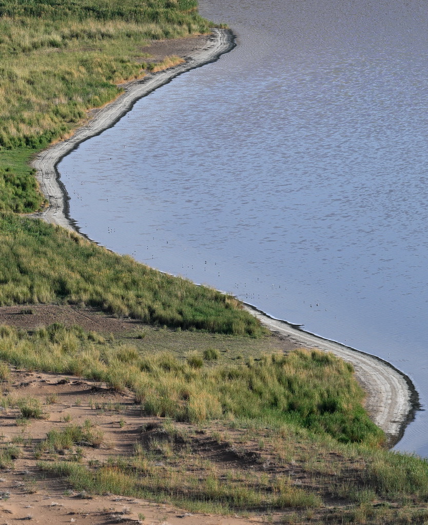 2024年7月30日在内蒙古阿拉善盟阿拉善右旗拍摄的巴丹吉林沙漠中的湖泊(无人机照片)。新华社记者 贝赫 摄