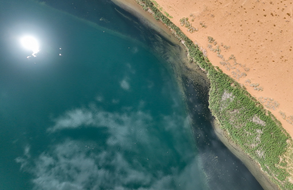 2024年7月31日在内蒙古阿拉善盟阿拉善右旗拍摄的巴丹吉林沙漠中的湖泊(无人机照片)。新华社记者 贝赫 摄