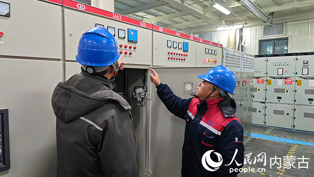 供电公司工作人员查看企业配电设施。人民网记者 张雪冬摄