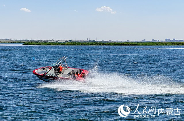乌梁素海成为旅游观光热门打卡地。游客在乌梁素海乘船。牛天甲摄